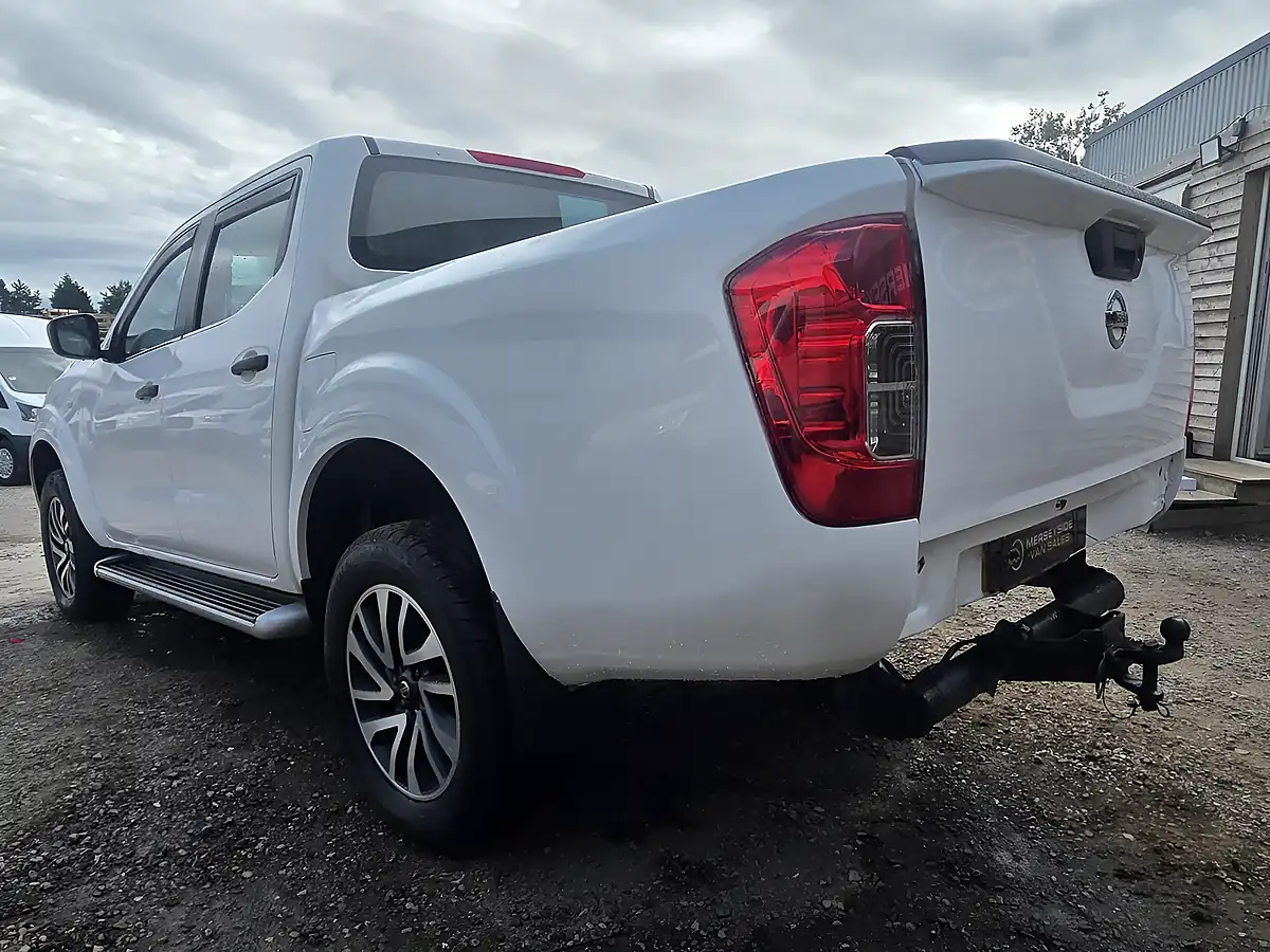 Used 2019 Nissan Navara Visia White - Interior and Exterior details 4