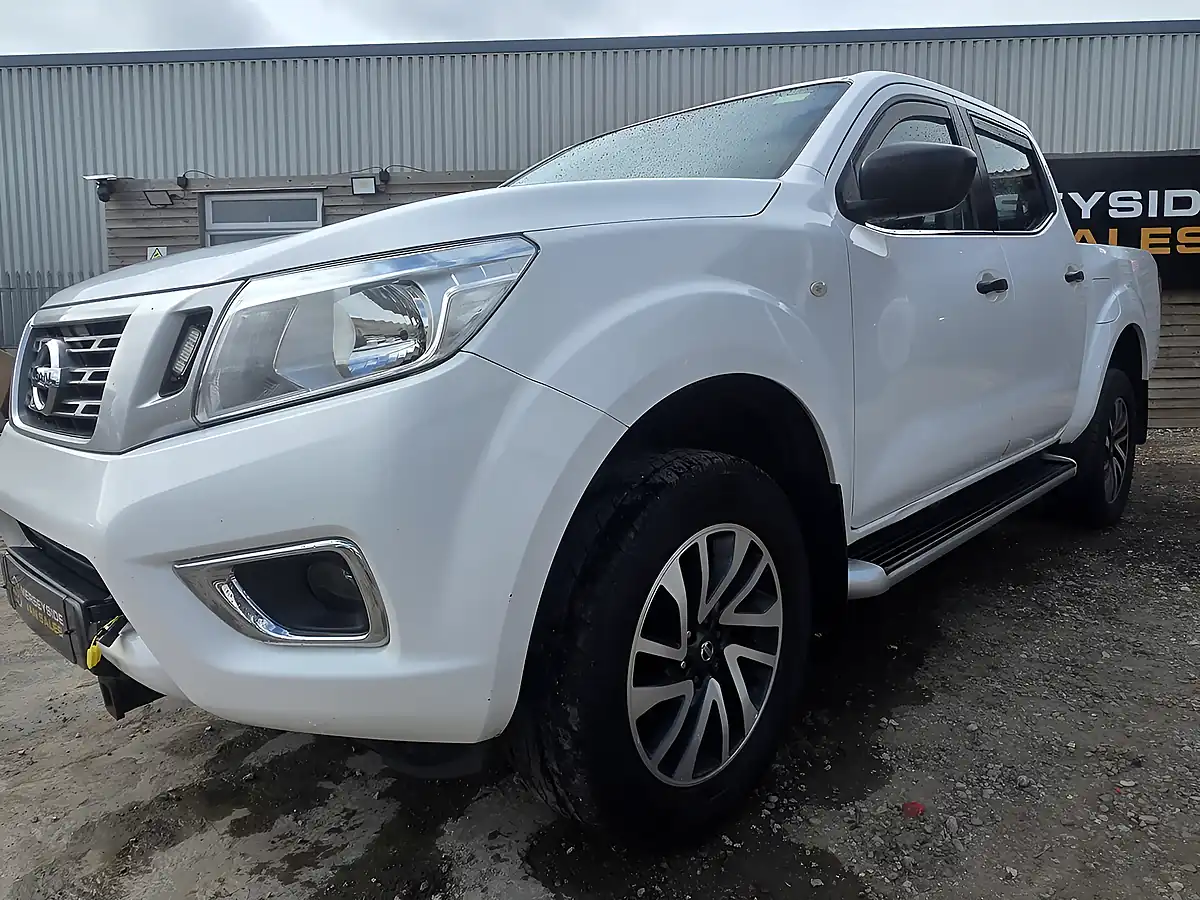 Used 2019 Nissan Navara Visia White - Interior and Exterior details 6