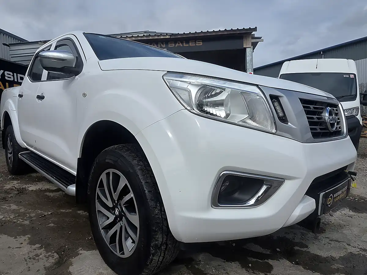 Used 2019 Nissan Navara Visia White - Interior and Exterior details 8