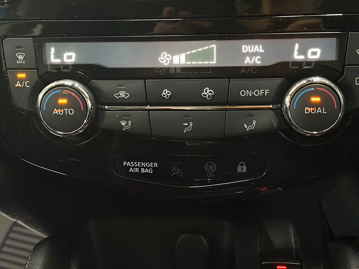 Used 2019 Nissan Qashqai Acenta Premium Blue - Interior and Exterior details 13
