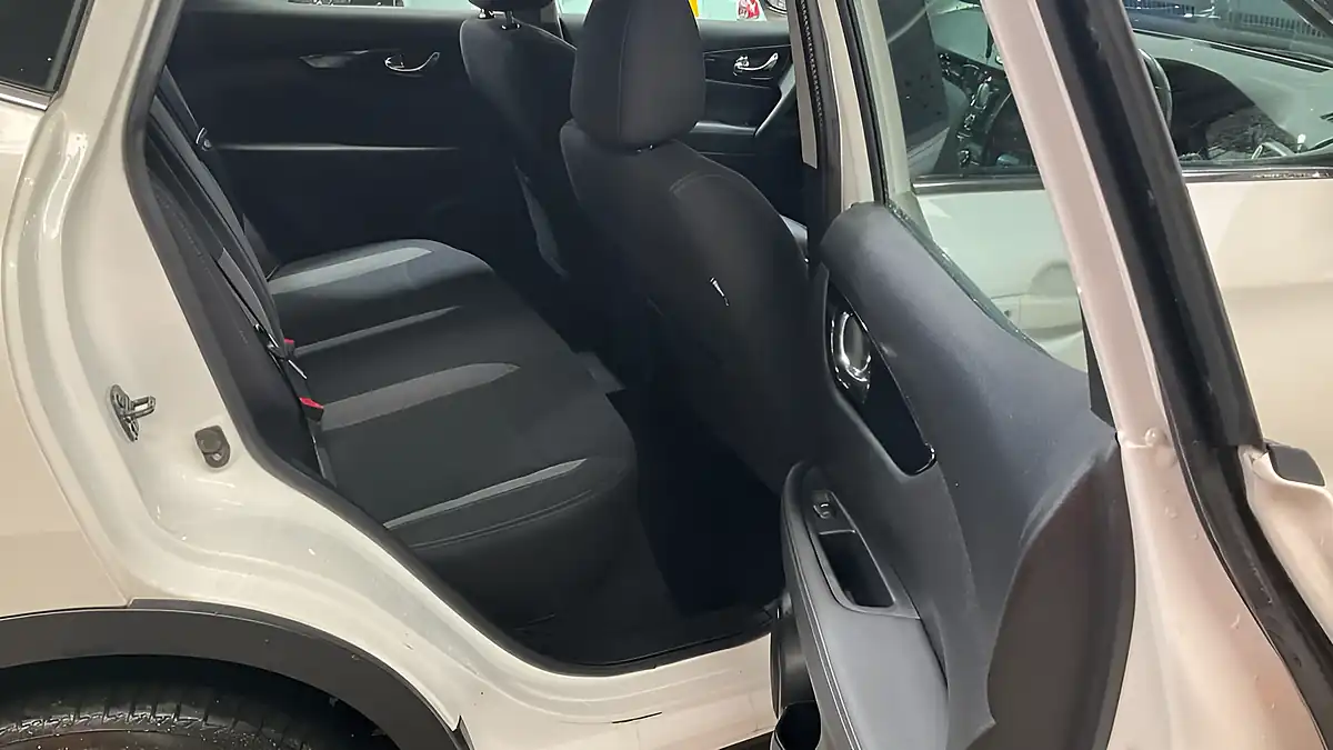 Used 2019 Nissan Qashqai Acenta Premium Pure White - Interior and Exterior details 9