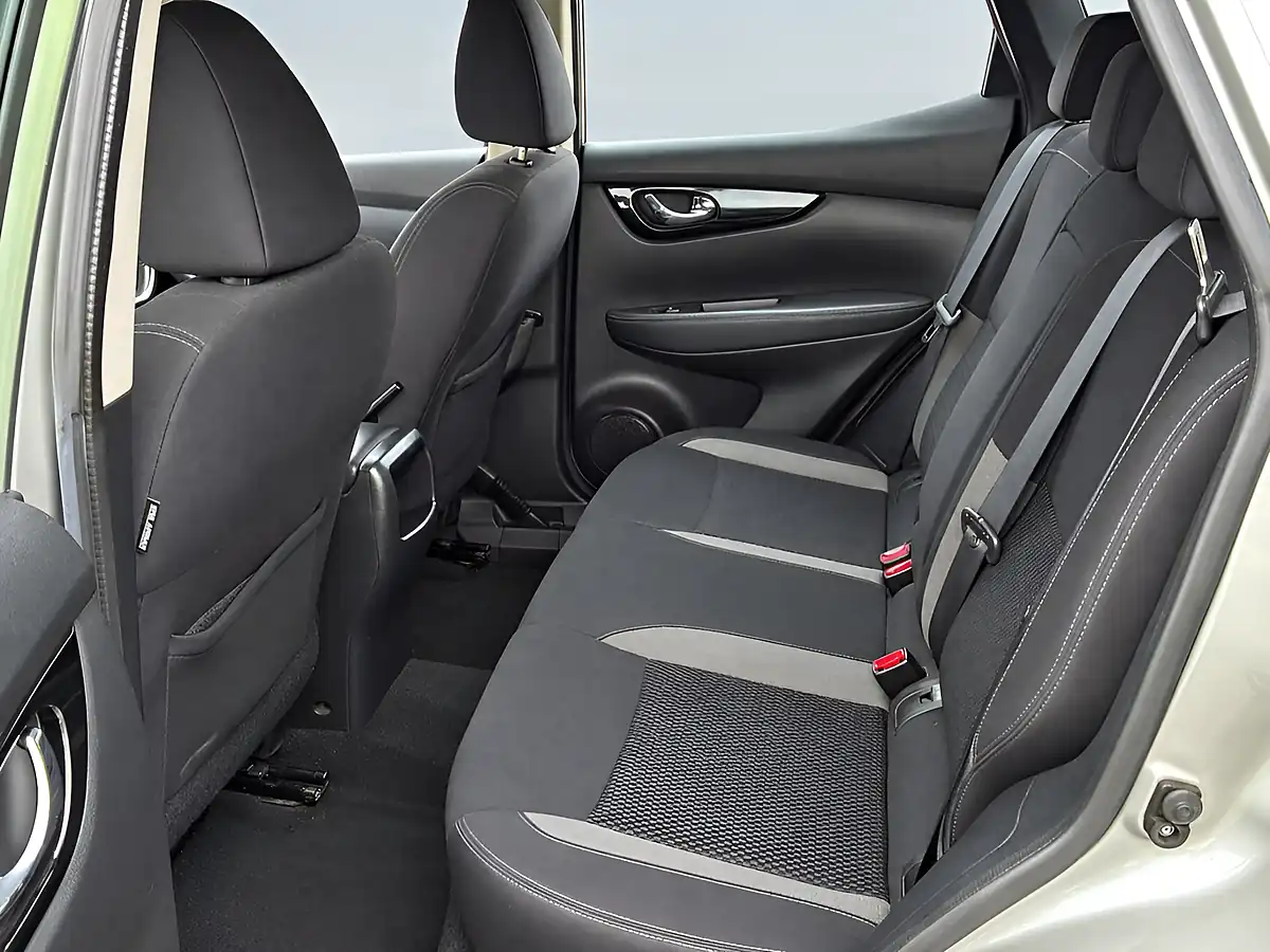 Used 2019 Nissan Qashqai Acenta Premium Silver - Interior and Exterior details 7