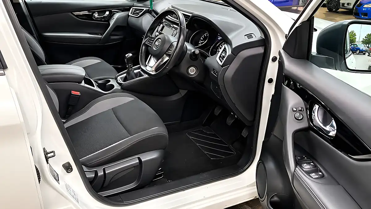 Used 2019 Nissan Qashqai Acenta Premium White - Interior and Exterior details 6
