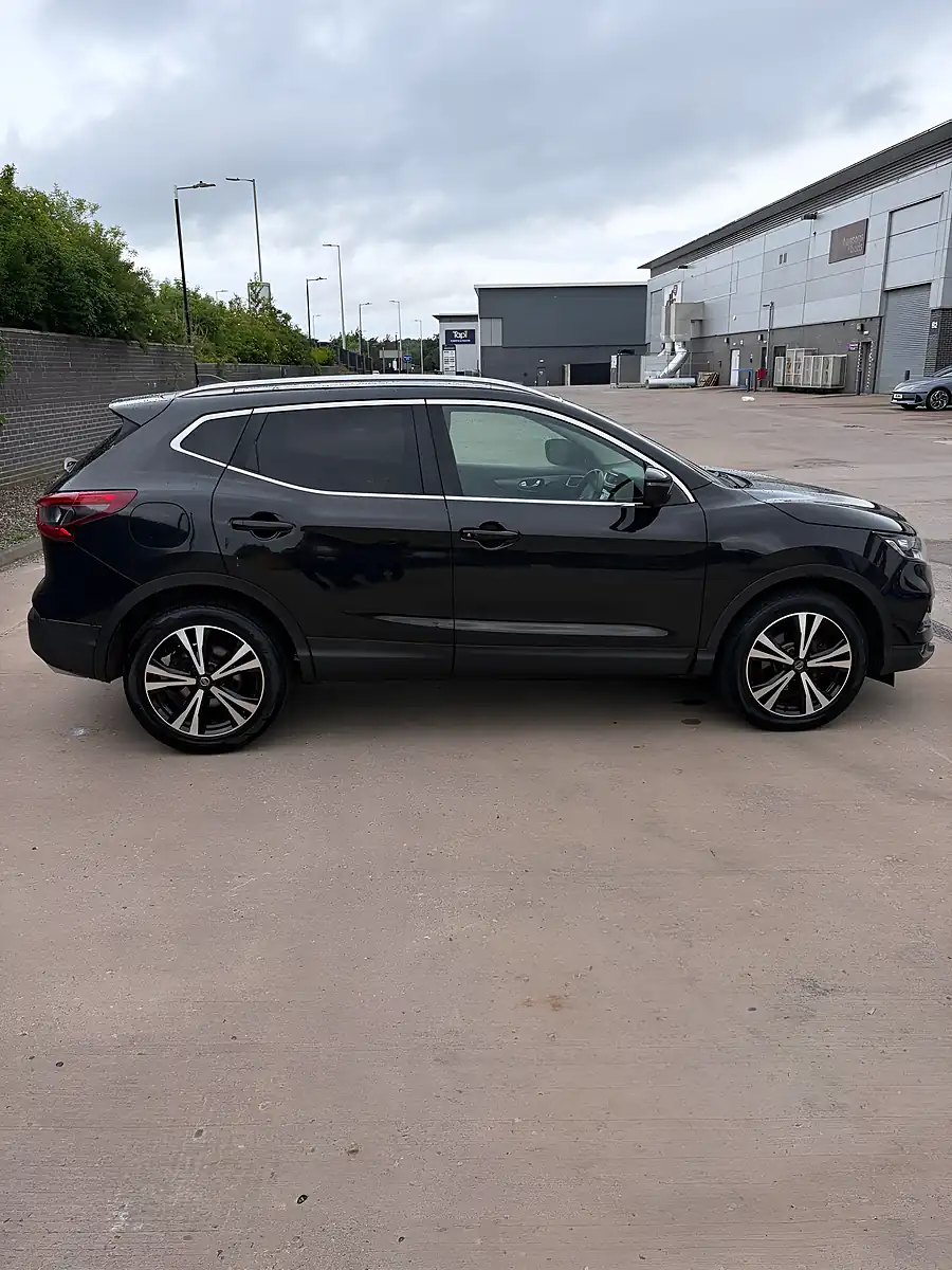 Used 2019 Nissan Qashqai N-Connecta Black - Interior and Exterior details 6