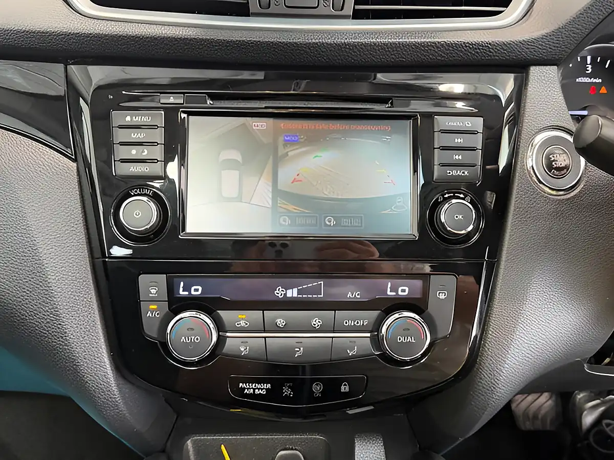 Used 2019 Nissan Qashqai N-Connecta Black - Interior and Exterior details 16