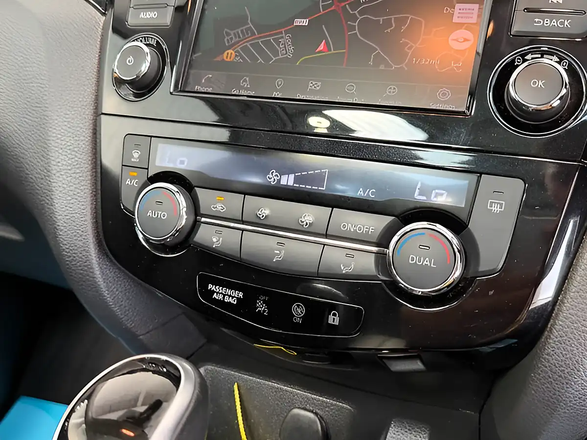 Used 2019 Nissan Qashqai N-Connecta Black - Interior and Exterior details 18