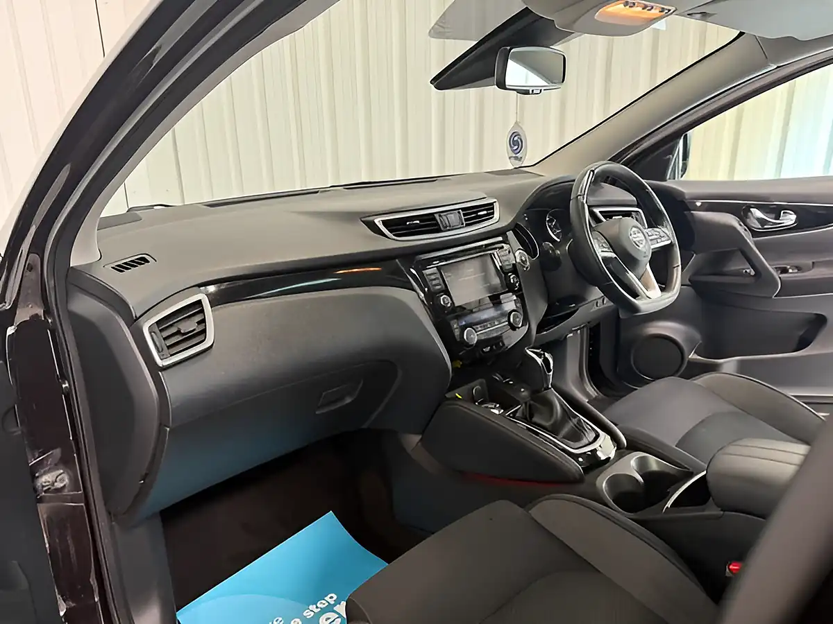Used 2019 Nissan Qashqai N-Connecta Black - Interior and Exterior details 8