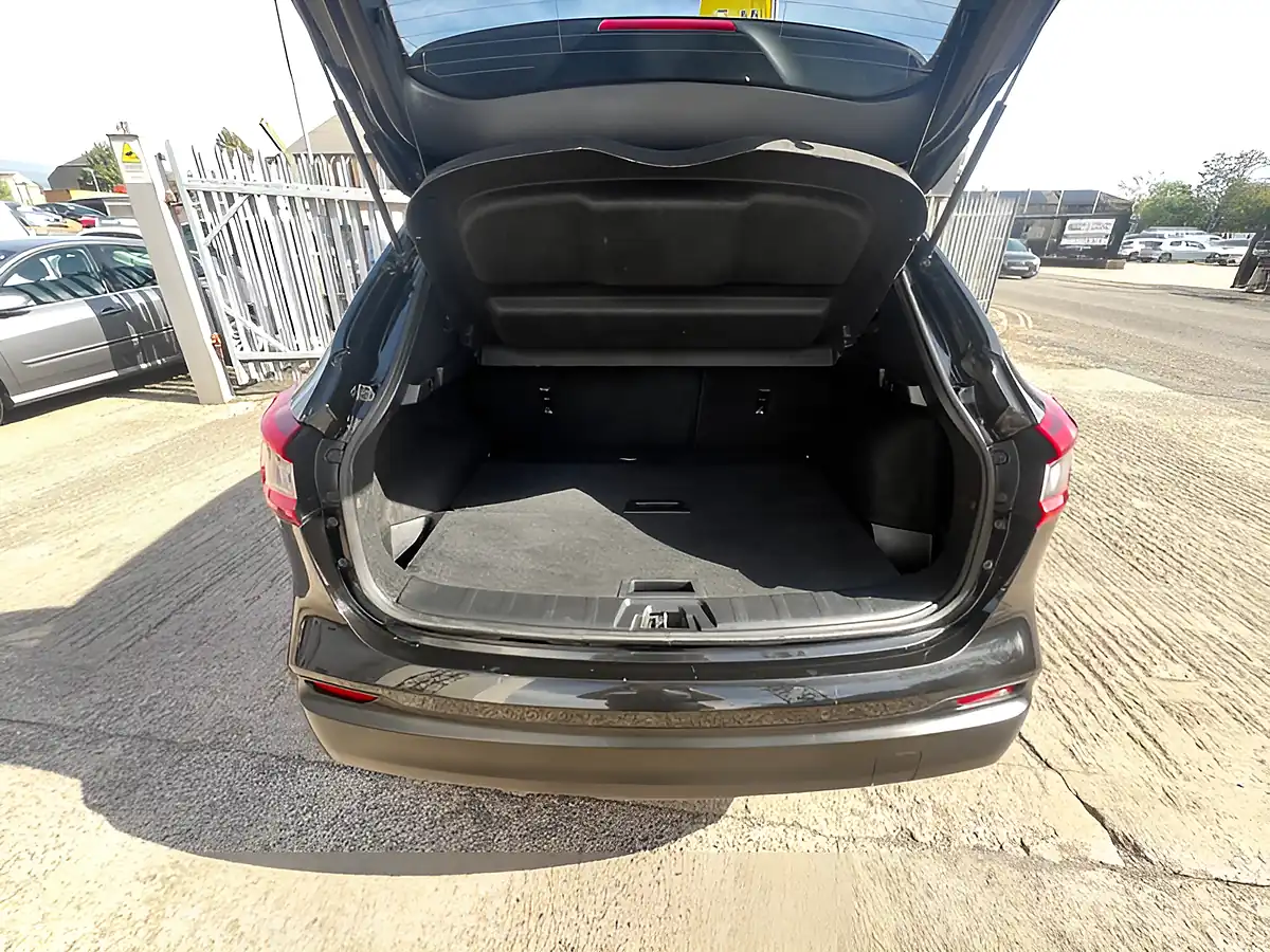 Used 2019 Nissan Qashqai N-Connecta Black - Interior and Exterior details 11
