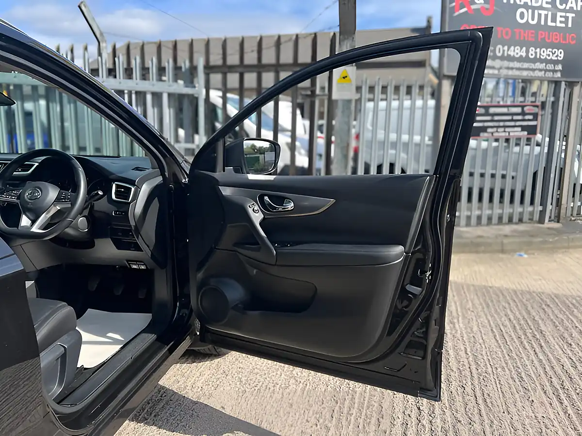 Used 2019 Nissan Qashqai N-Connecta Black - Interior and Exterior details 16