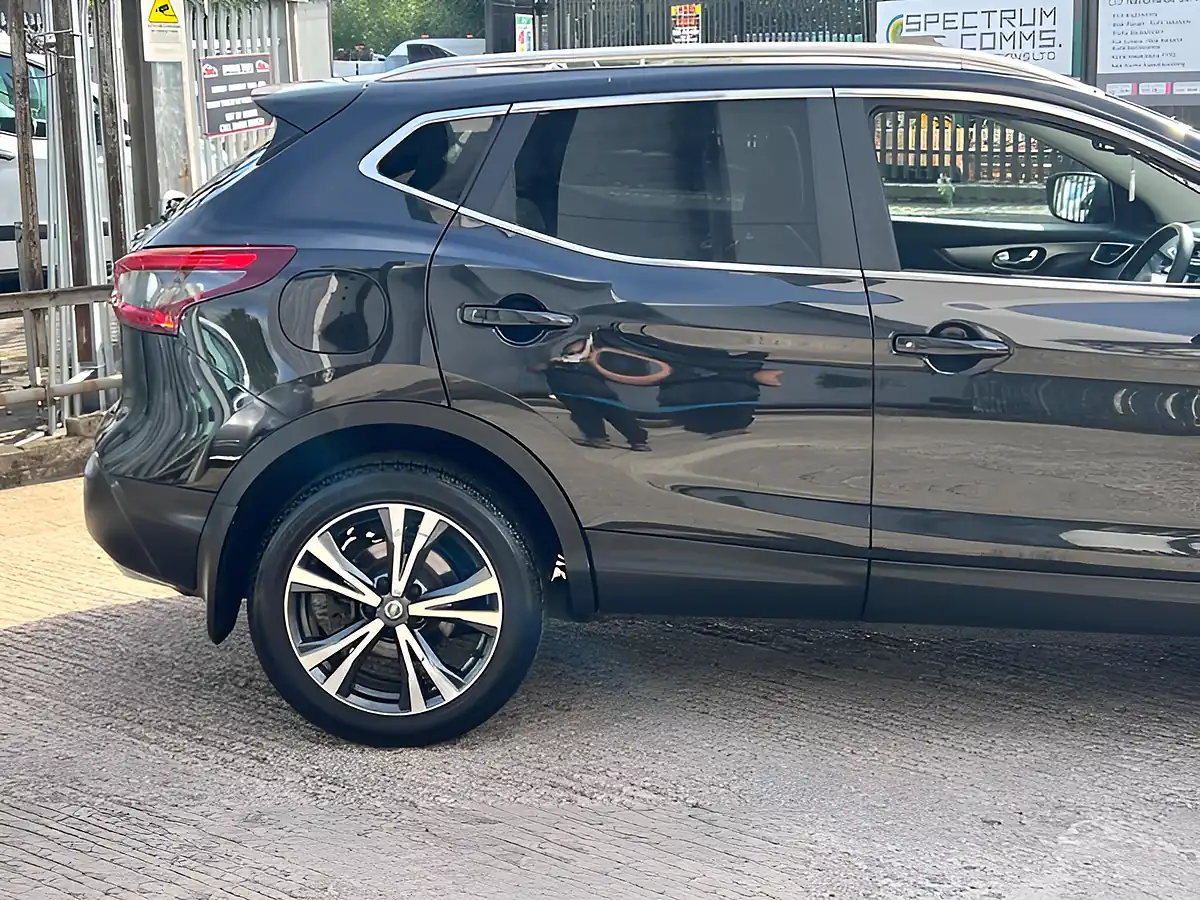 Used 2019 Nissan Qashqai N-Connecta Black - Interior and Exterior details 7