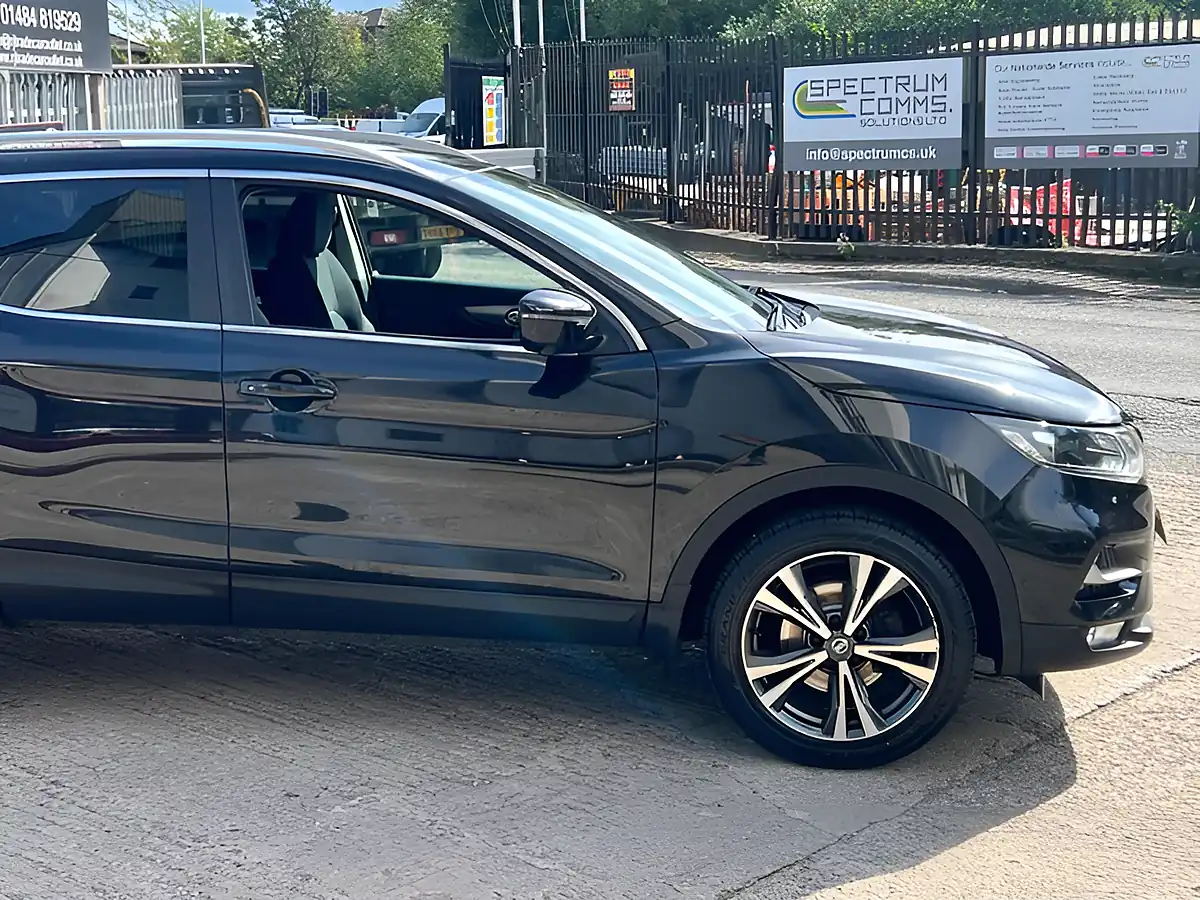 Used 2019 Nissan Qashqai N-Connecta Black - Interior and Exterior details 8