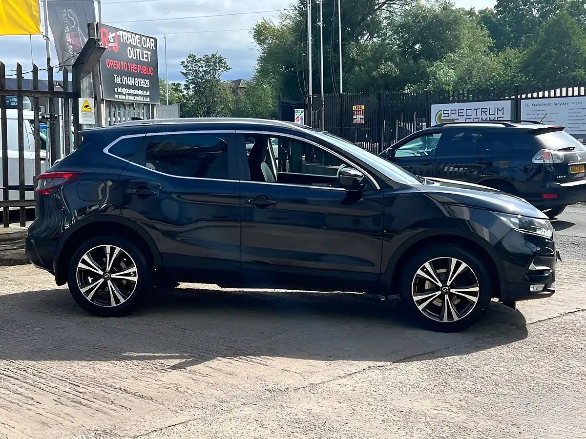 Used 2019 Nissan Qashqai N-Connecta Black - Interior and Exterior details 9