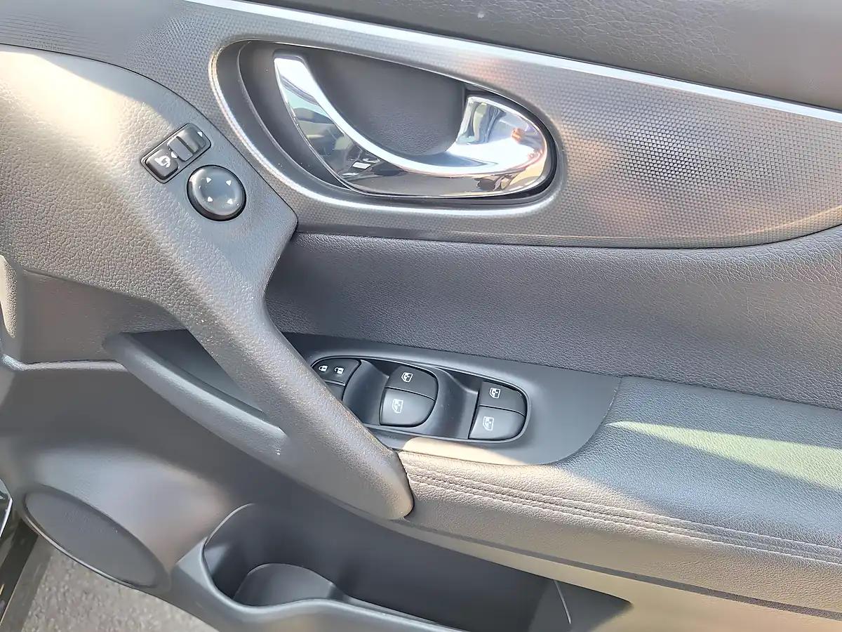 Used 2019 Nissan Qashqai N-Connecta Black - Interior and Exterior details 13