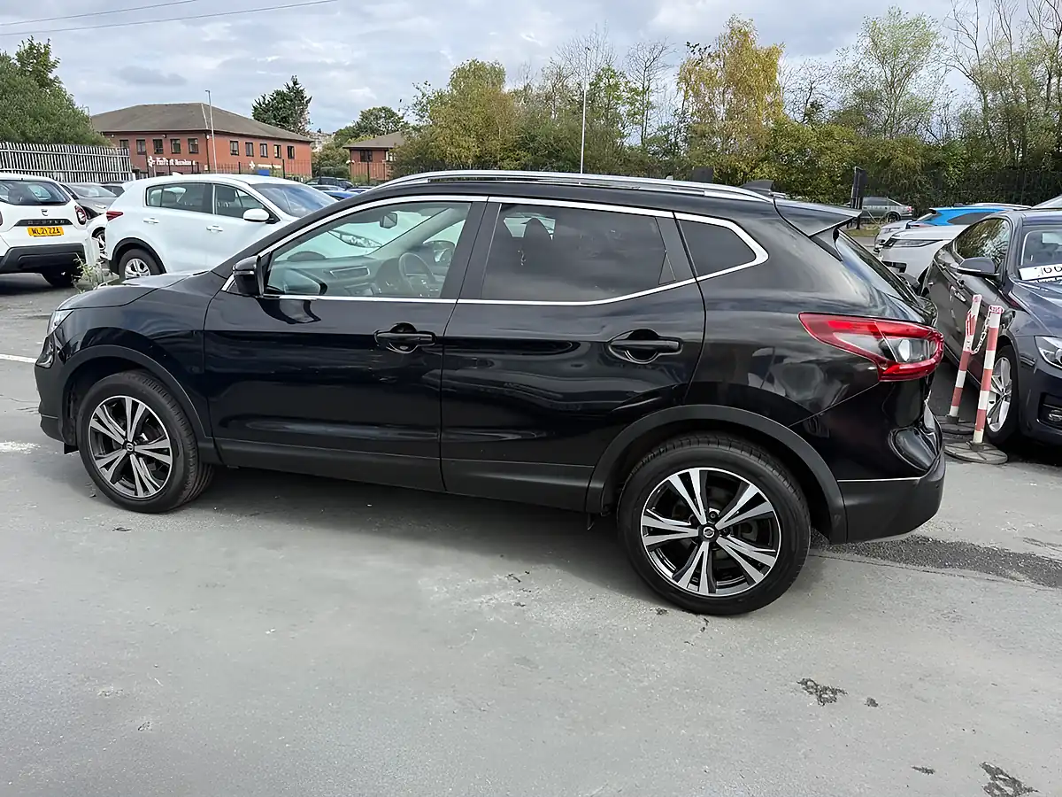 Used 2019 Nissan Qashqai N-Connecta Black - Interior and Exterior details 4