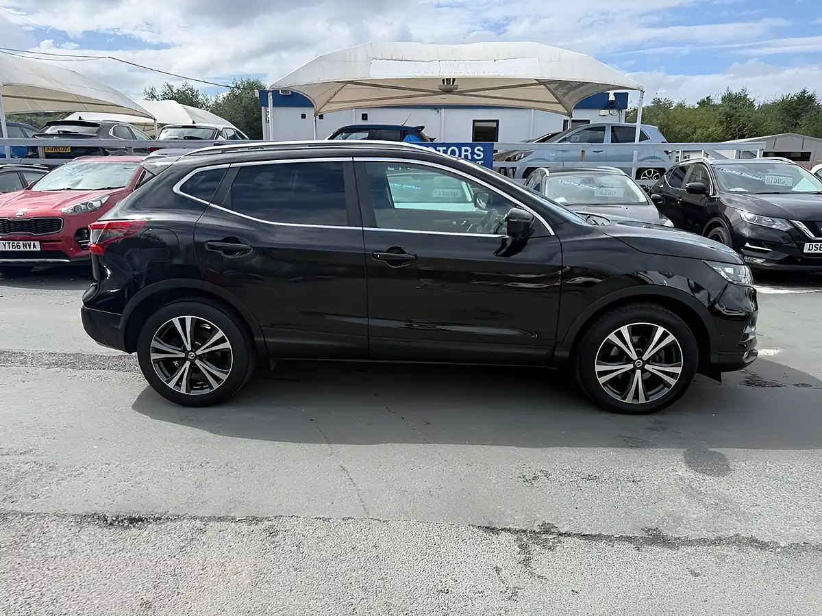 Used 2019 Nissan Qashqai N-Connecta Black - Interior and Exterior details 9