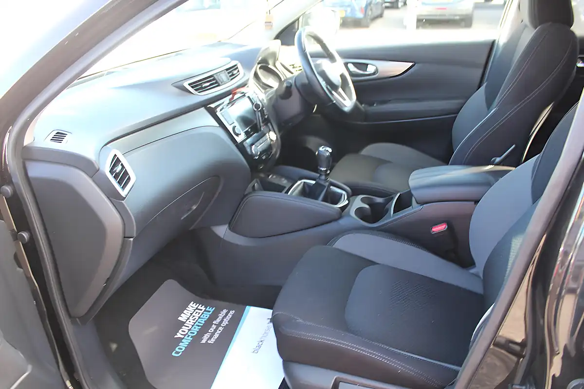 Used 2019 Nissan Qashqai N-Connecta Black - Interior and Exterior details 16