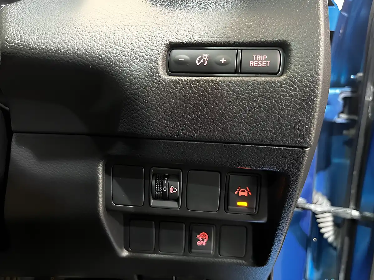 Used 2019 Nissan Qashqai N-Connecta Blue - Interior and Exterior details 16