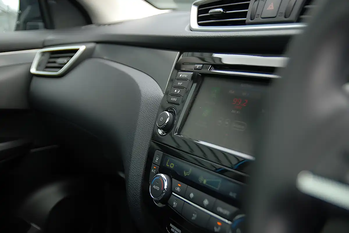 Used 2019 Nissan Qashqai N-Connecta Blue - Interior and Exterior details 11