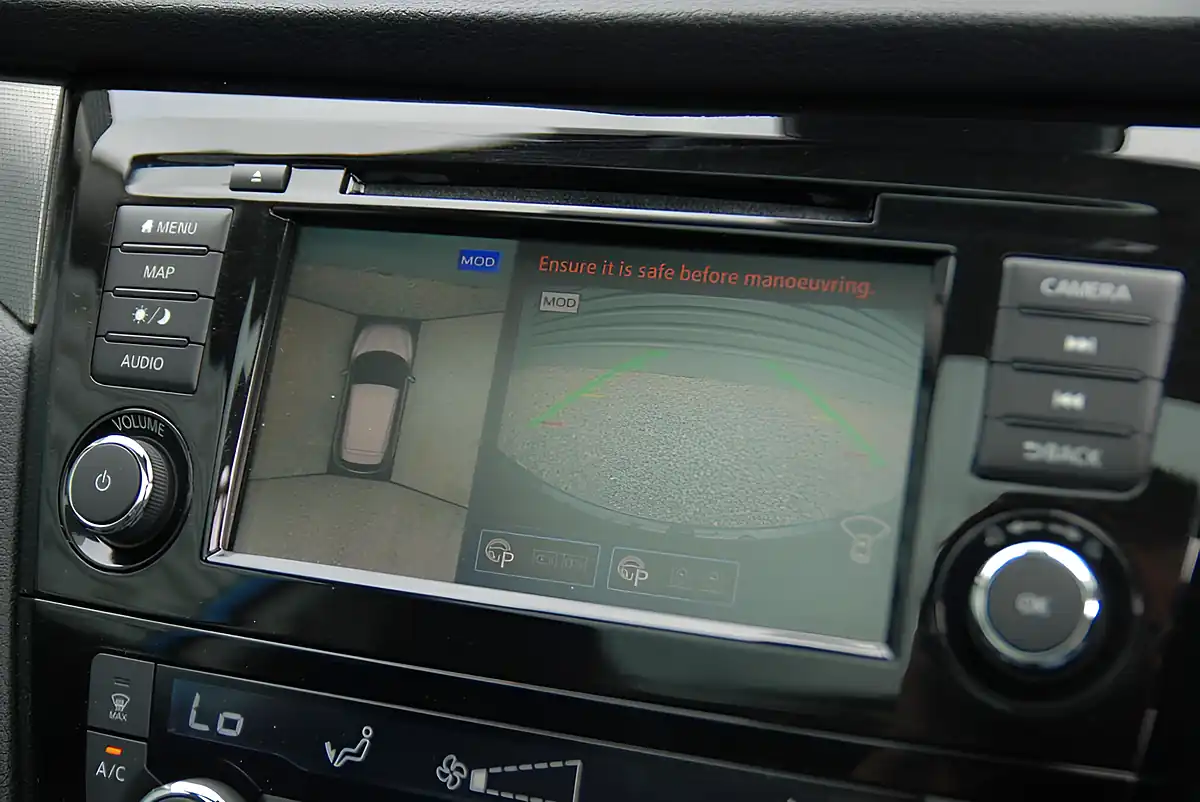 Used 2019 Nissan Qashqai N-Connecta Blue - Interior and Exterior details 14