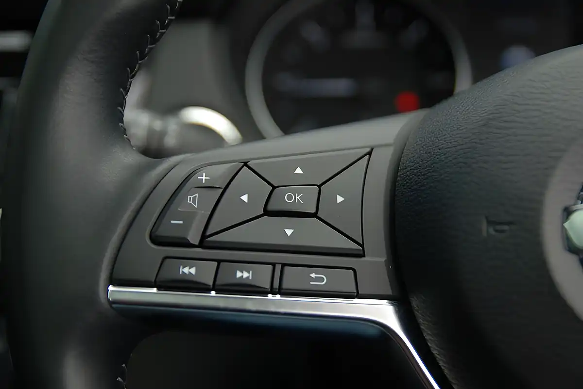 Used 2019 Nissan Qashqai N-Connecta Blue - Interior and Exterior details 8