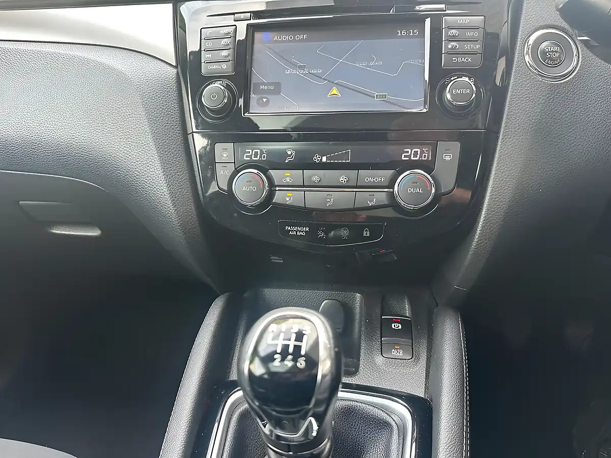 Used 2019 Nissan Qashqai N-Connecta Blue - Interior and Exterior details 12