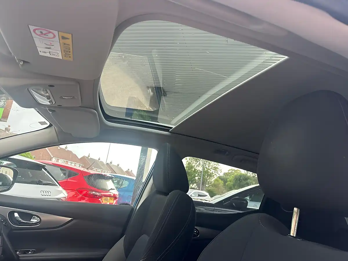 Used 2019 Nissan Qashqai N-Connecta Blue - Interior and Exterior details 9