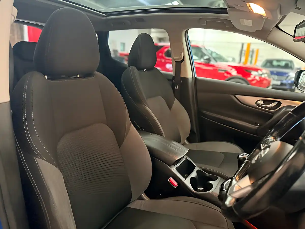 Used 2019 Nissan Qashqai N-Connecta Blue - Interior and Exterior details 16