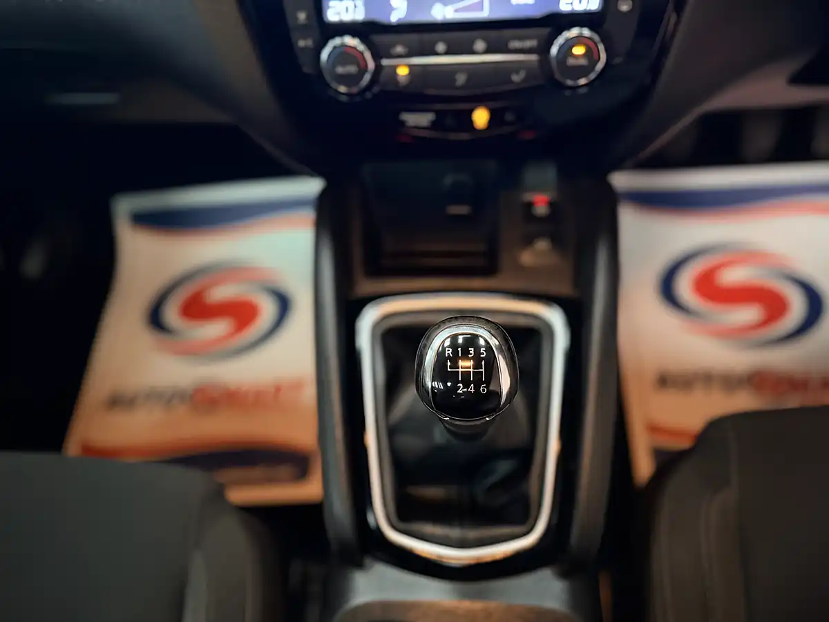 Used 2019 Nissan Qashqai N-Connecta Blue - Interior and Exterior details 17