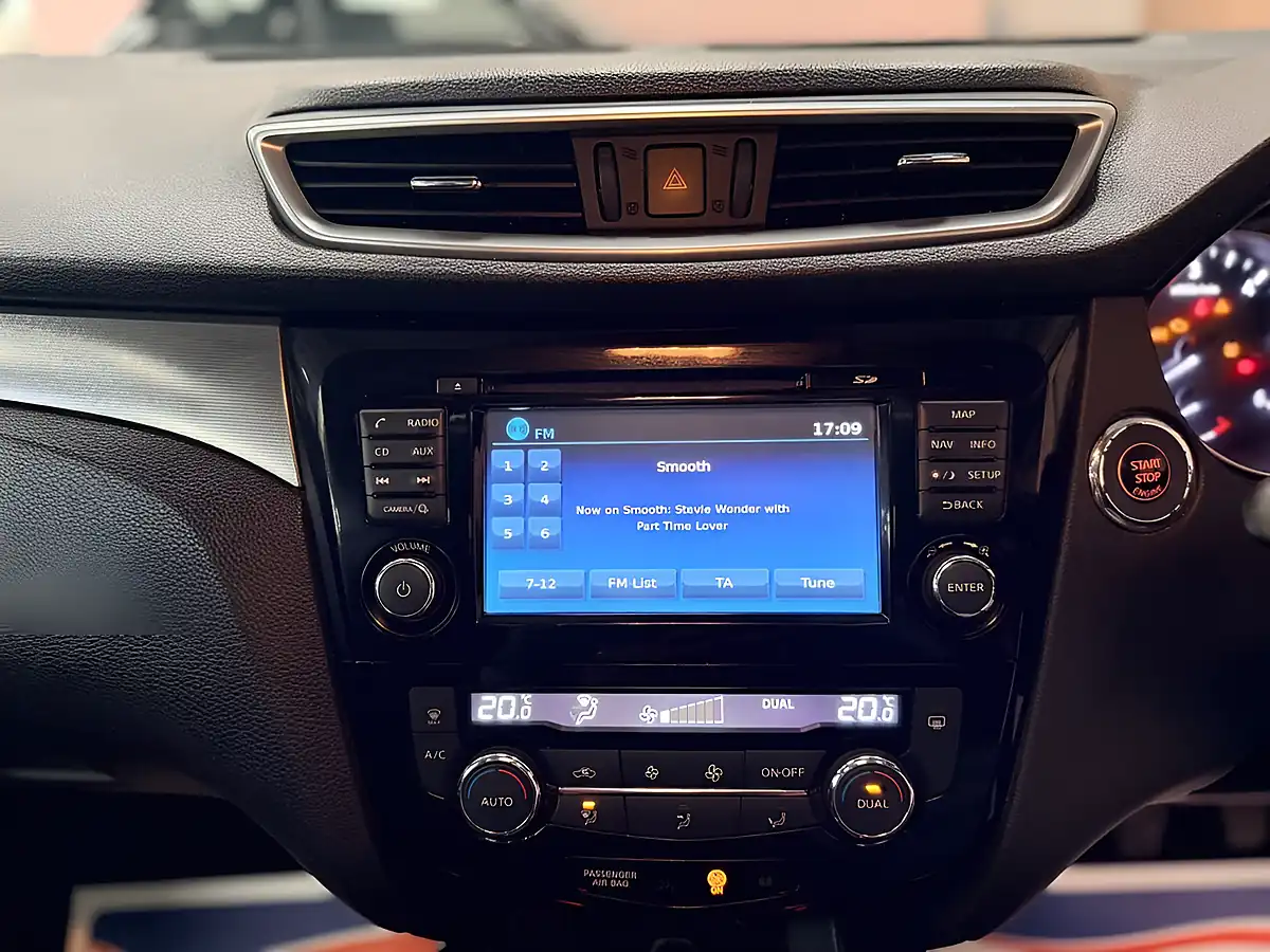 Used 2019 Nissan Qashqai N-Connecta Blue - Interior and Exterior details 9