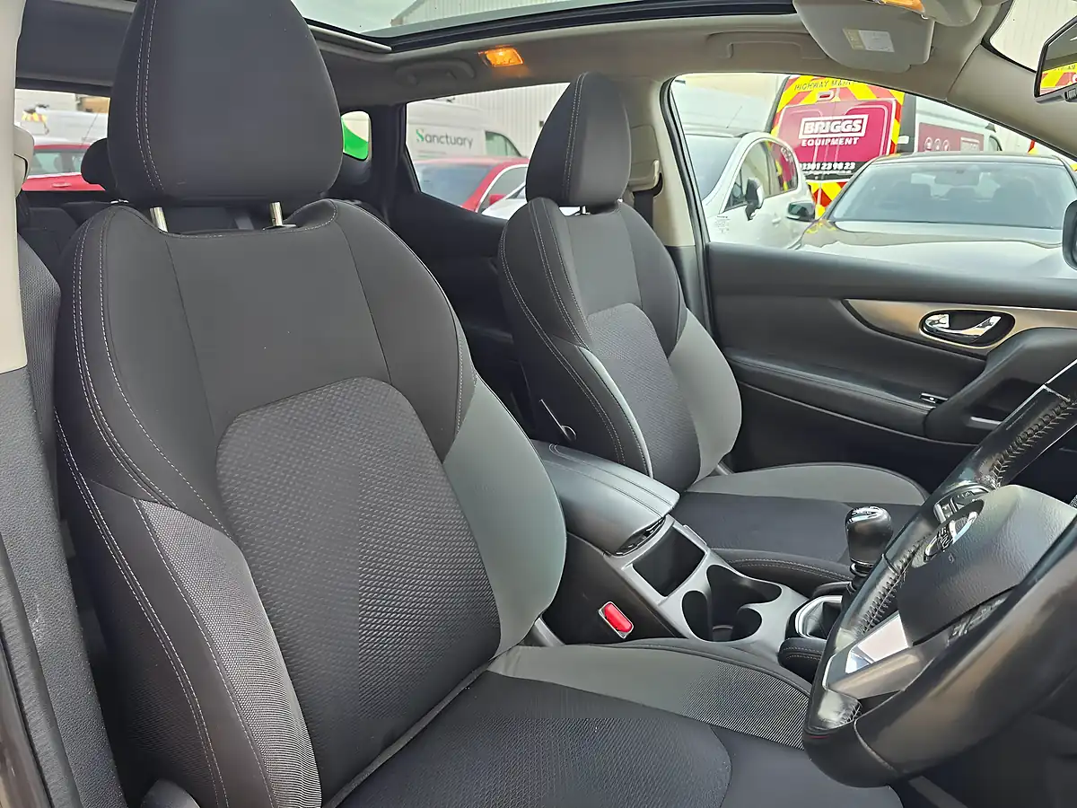 Used 2019 Nissan Qashqai N-Connecta Grey - Interior and Exterior details 11
