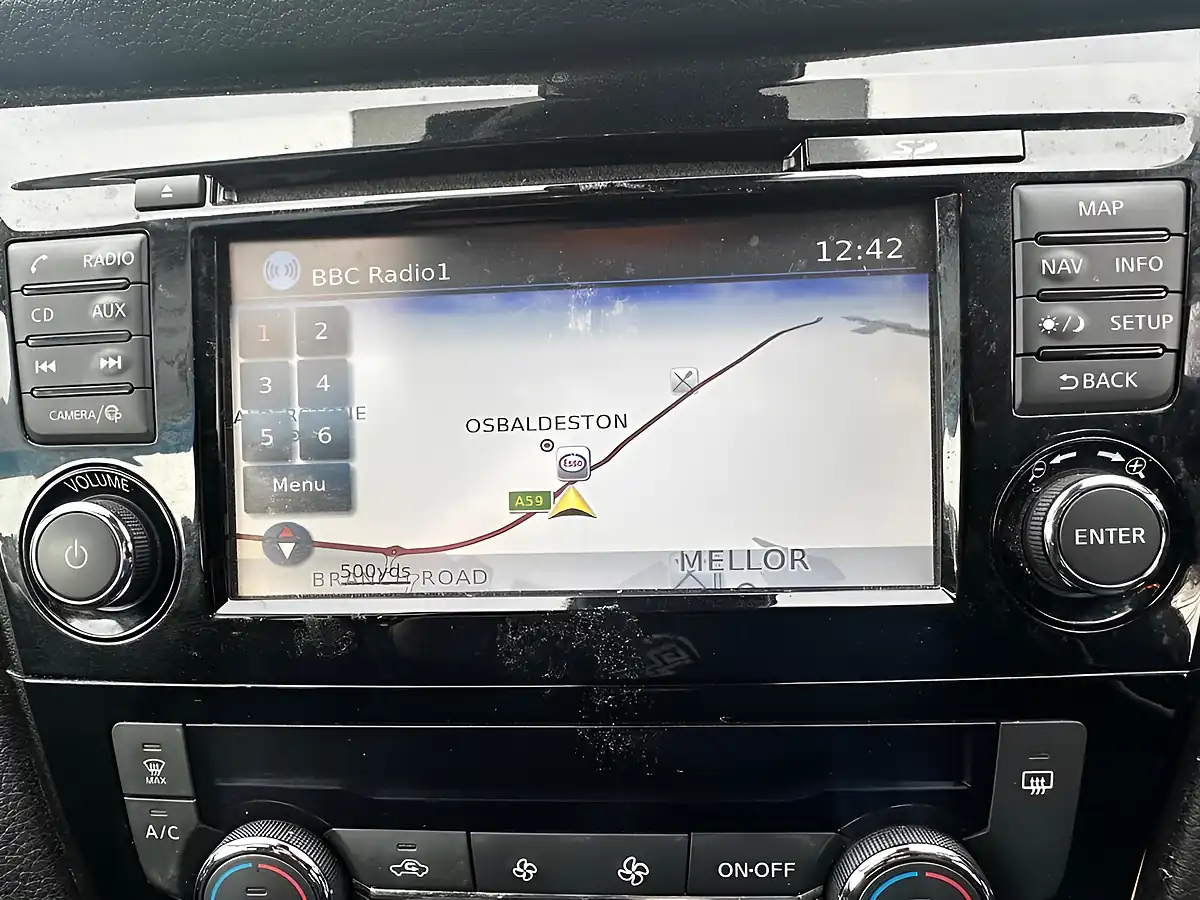Used 2019 Nissan Qashqai N-Connecta Magnetic Red - Interior and Exterior details 3