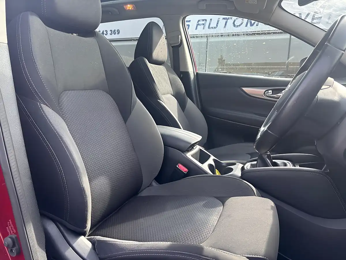 Used 2019 Nissan Qashqai N-Connecta Magnetic Red - Interior and Exterior details 7