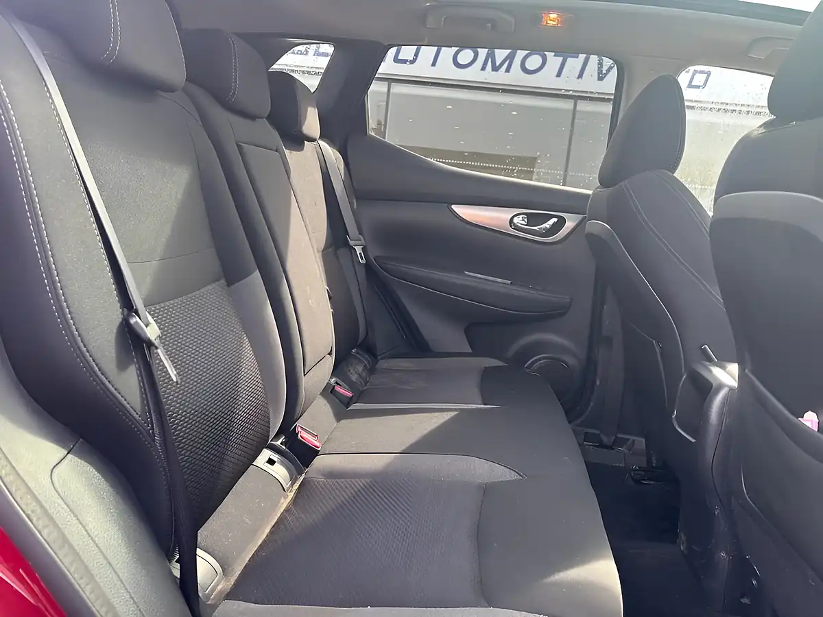 Used 2019 Nissan Qashqai N-Connecta Magnetic Red - Interior and Exterior details 9