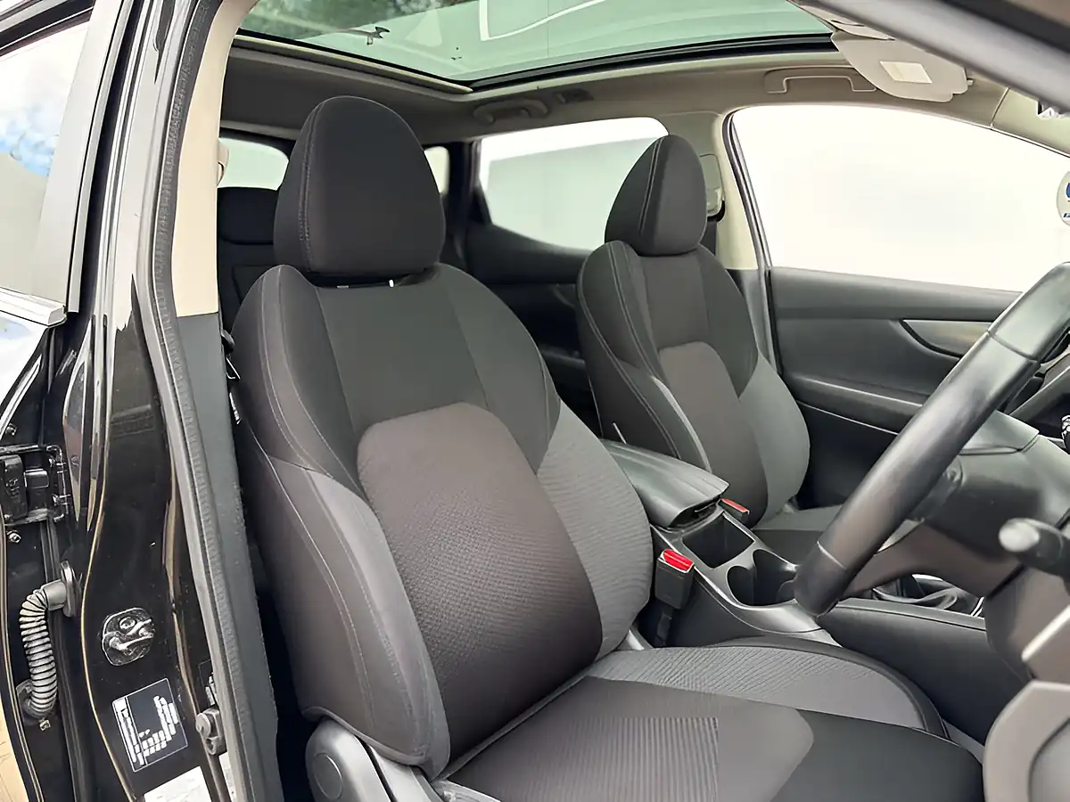 Used 2019 Nissan Qashqai N-Connecta Pearl Black - Interior and Exterior details 10