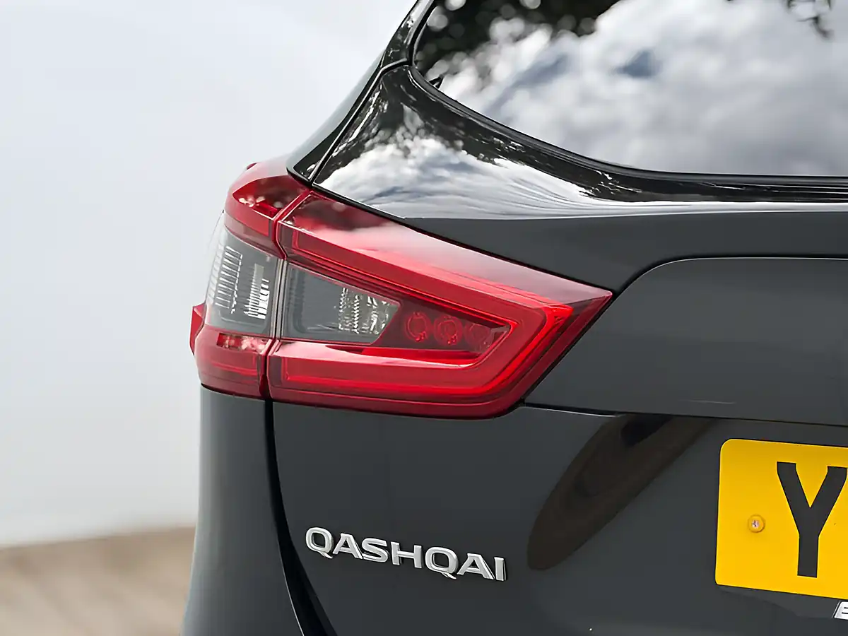 Used 2019 Nissan Qashqai N-Connecta Pearl Black - Interior and Exterior details 14