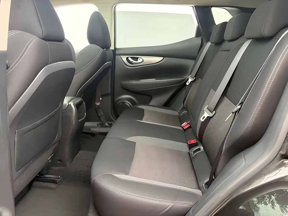 Used 2019 Nissan Qashqai N-Connecta Pearl Black - Interior and Exterior details 16