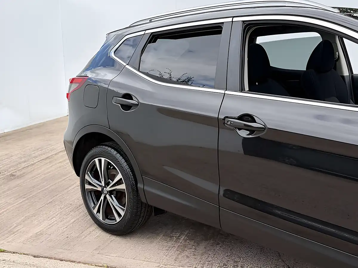 Used 2019 Nissan Qashqai N-Connecta Pearl Black - Interior and Exterior details 5
