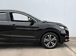 Used 2019 Nissan Qashqai N-Connecta Pearl Black - Interior and Exterior details 8