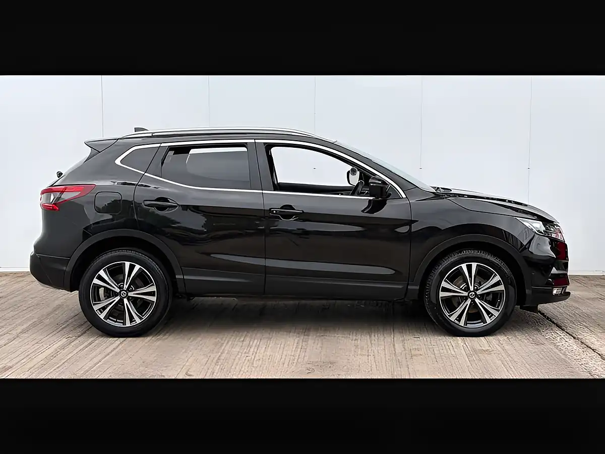 Used 2019 Nissan Qashqai N-Connecta Pearl Black - Interior and Exterior details 9