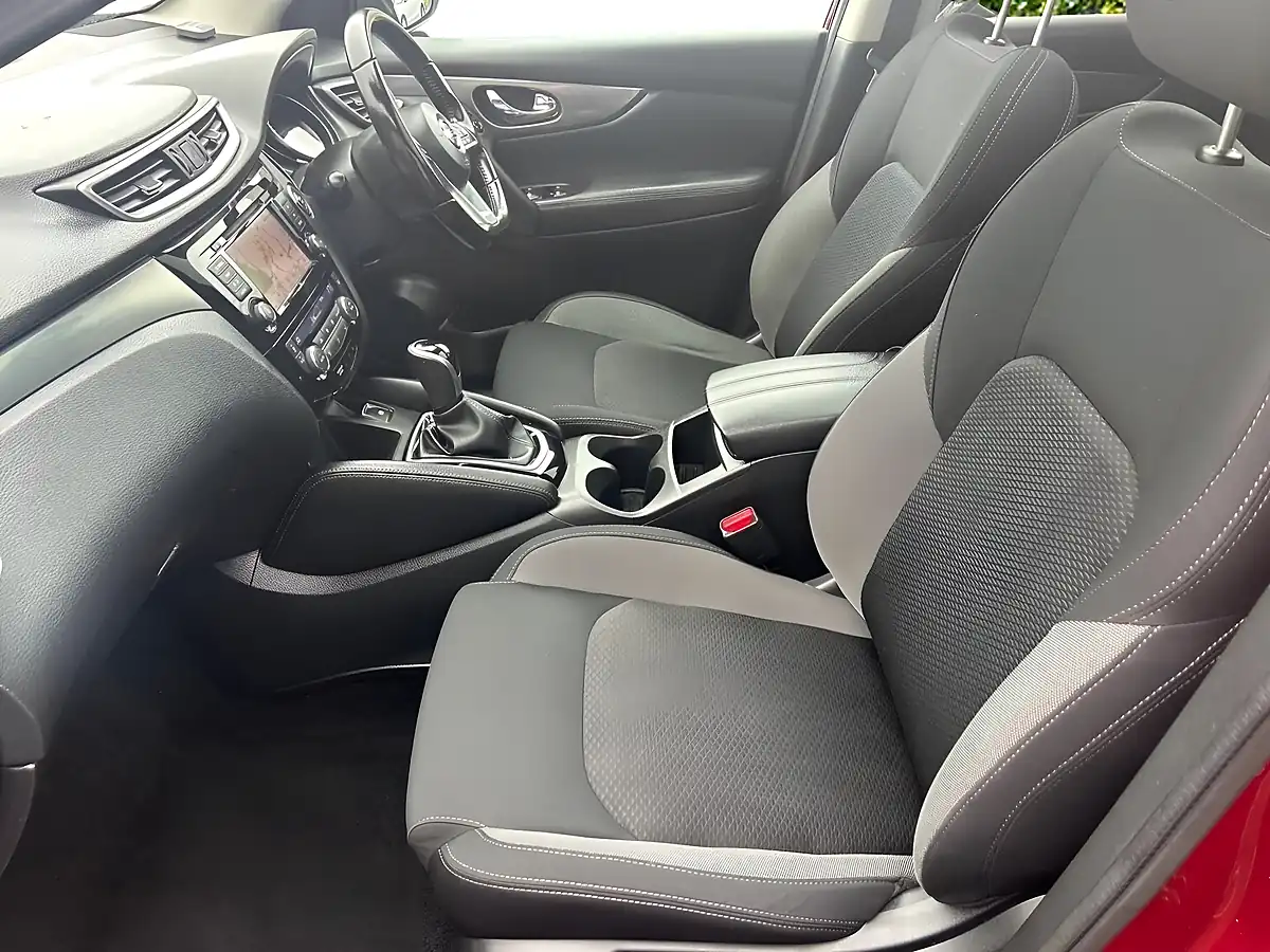 Used 2019 Nissan Qashqai N-Connecta Red - Interior and Exterior details 13