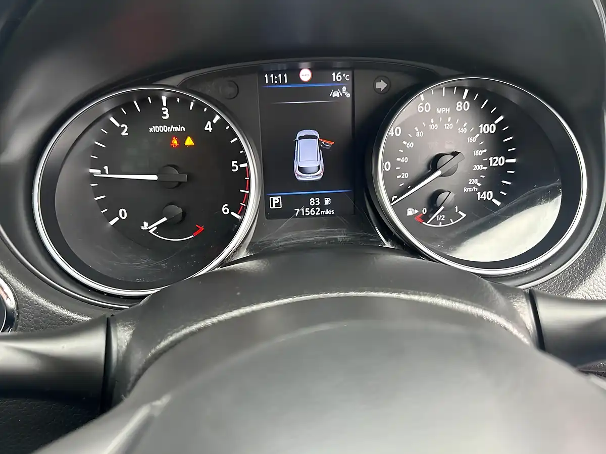 Used 2019 Nissan Qashqai N-Connecta Red - Interior and Exterior details 14