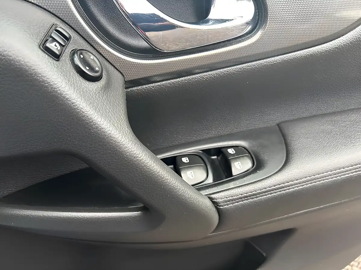 Used 2019 Nissan Qashqai N-Connecta Red - Interior and Exterior details 20
