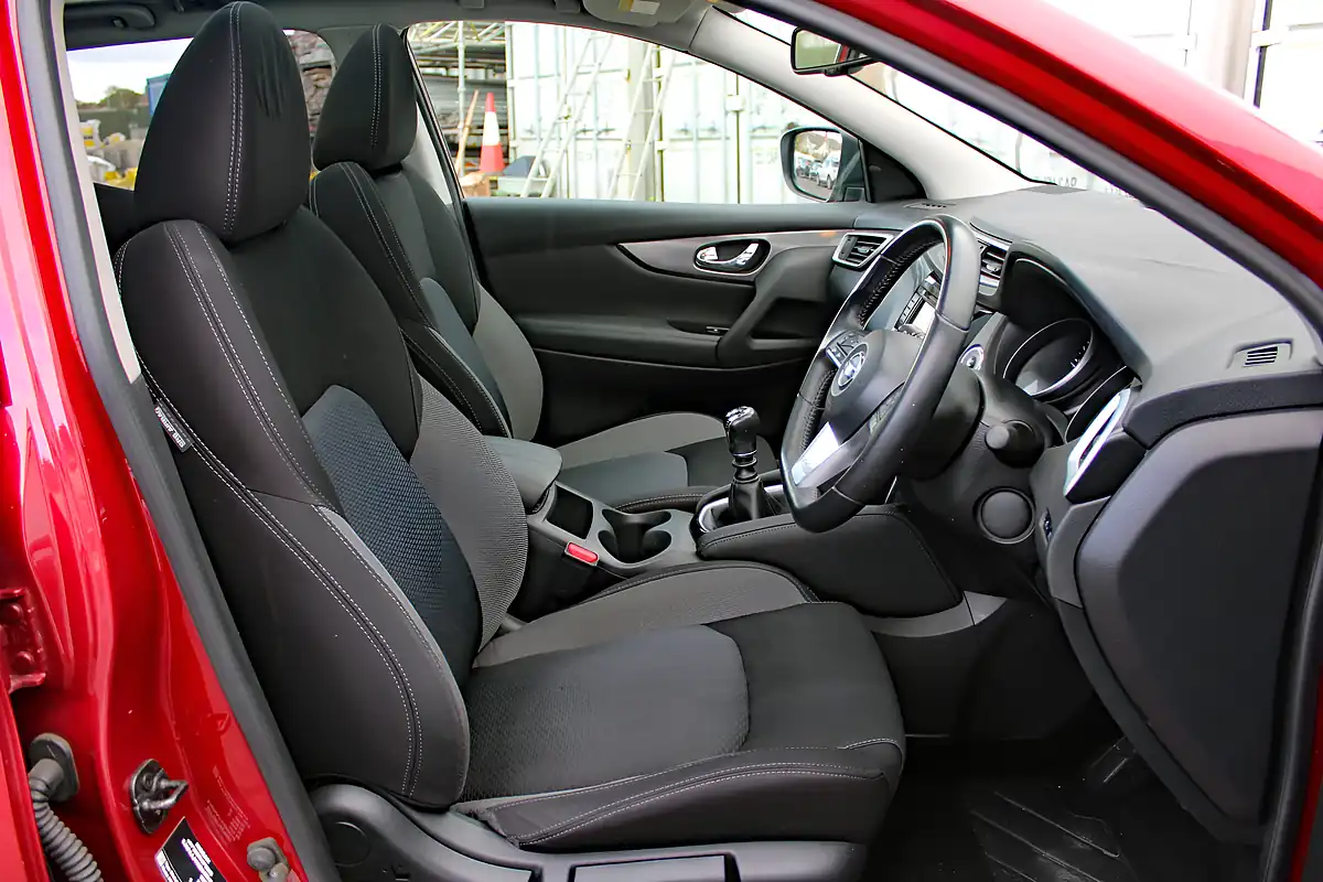 Used 2019 Nissan Qashqai N-Connecta Red - Interior and Exterior details 11