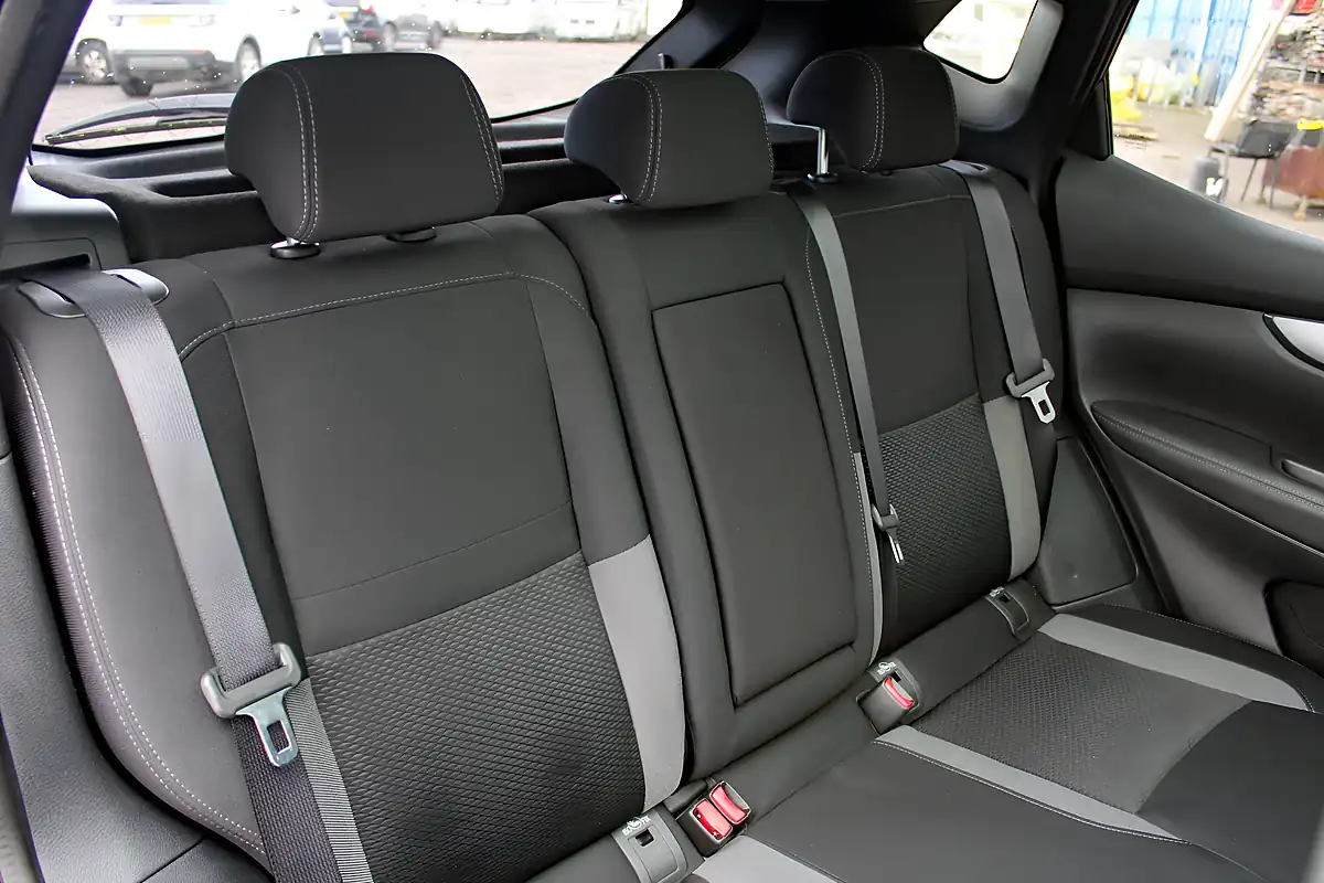 Used 2019 Nissan Qashqai N-Connecta Red - Interior and Exterior details 12