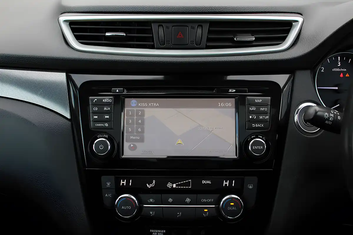 Used 2019 Nissan Qashqai N-Connecta Red - Interior and Exterior details 15