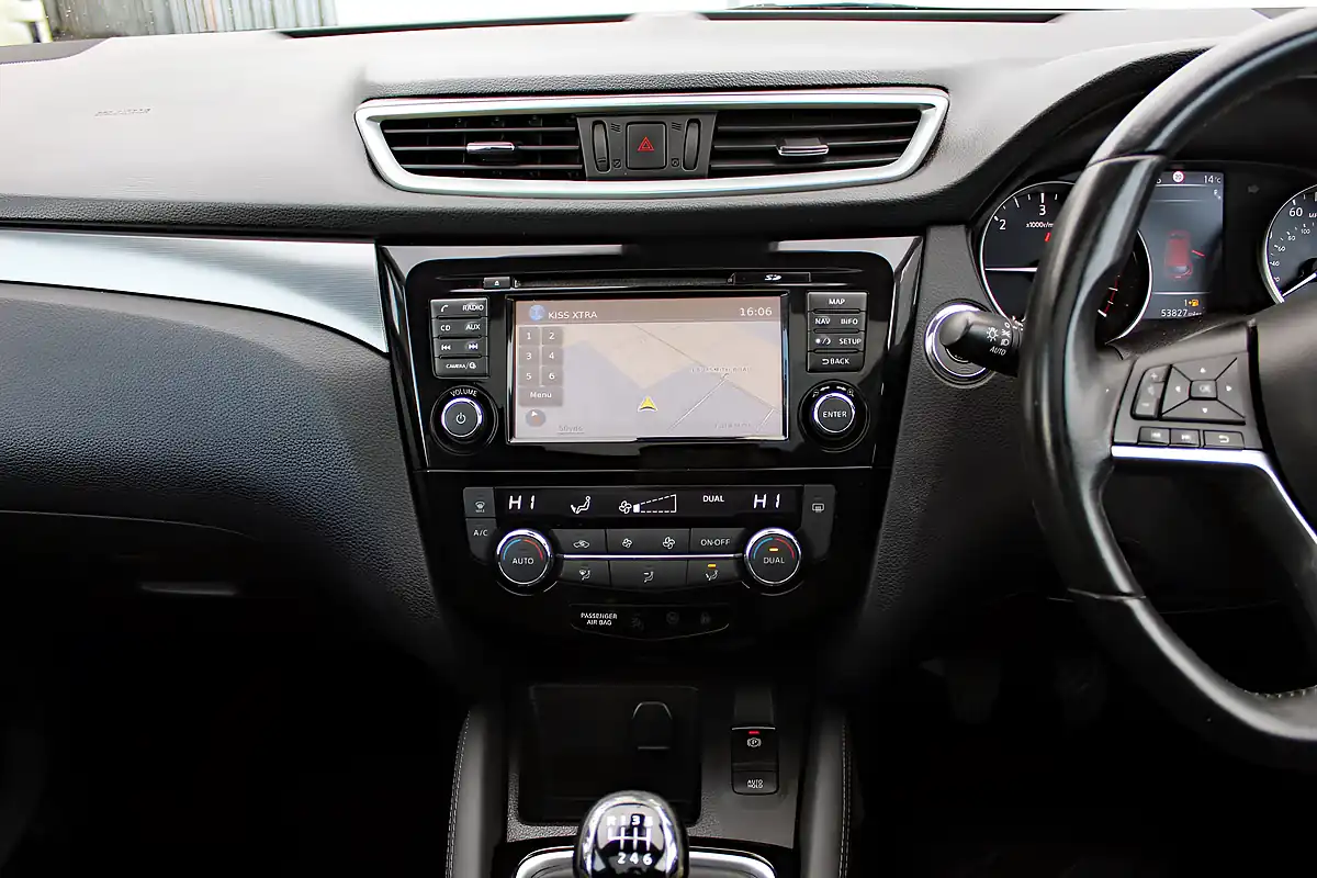 Used 2019 Nissan Qashqai N-Connecta Red - Interior and Exterior details 17