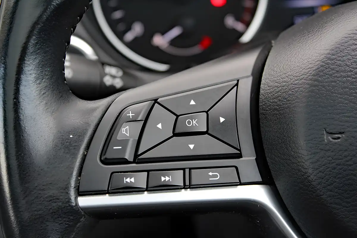 Used 2019 Nissan Qashqai N-Connecta Red - Interior and Exterior details 19