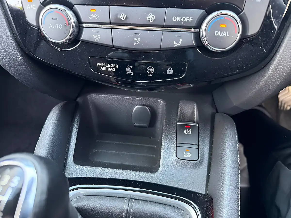 Used 2019 Nissan Qashqai N-Connecta Red - Interior and Exterior details 17