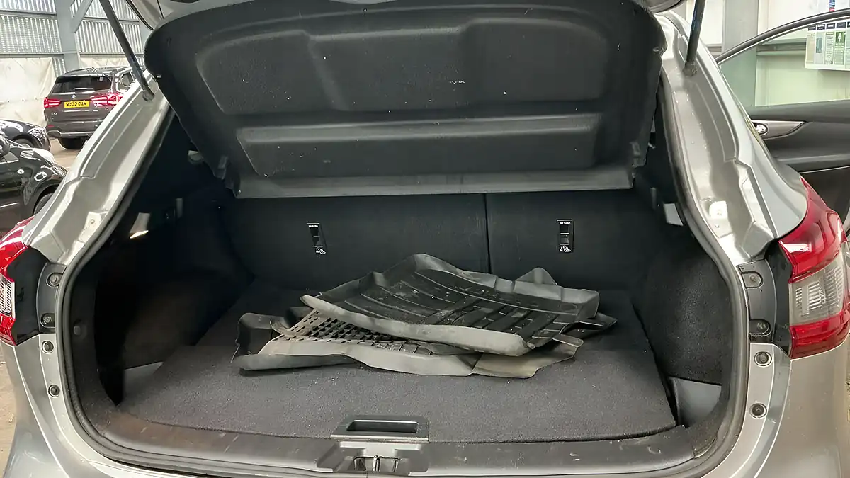 Used 2019 Nissan Qashqai N-Connecta Silver - Interior and Exterior details 9