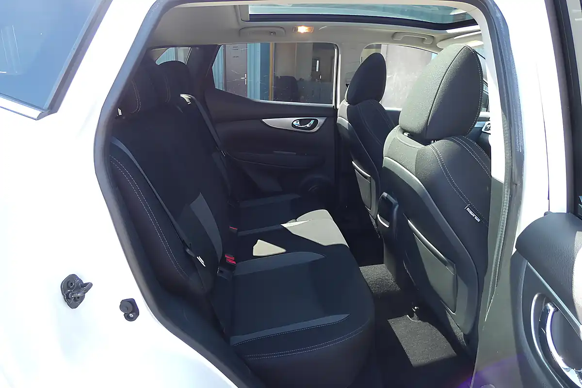 Used 2019 Nissan Qashqai N-Connecta Storm White - Interior and Exterior details 10